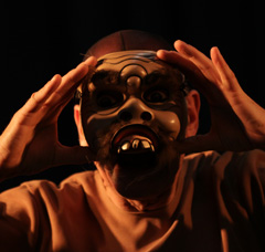 Foto man met Balinees masker